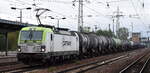 ITL - Eisenbahngesellschaft mbH, Dresden [D] mit ihrer  193 786-1  [NVR-Nummer: 91 80 6193 786-1 D-ITL] und einem Kesselwagenzug (Benzin) am 01.10.24 Höhe Bahnhof Schönefeld b. Berlin. 