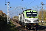 ITL - Eisenbahngesellschaft mbH, Dresden [D] mit ihrer  193 892-7 , Name:  Jérôme  [NVR-Nummer: 91 80 6193 892-7 D-ITL] und einem Containerzug am 25.10.24 Höhe Bahnhof