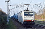 ITL - Eisenbahngesellschaft mbH, Dresden [D] mit der Akiem Lok  E 186 138  [NVR-Nummer: 91 80 6186 138-4 D-ITL] und einem Kesselwagenzug am 05.11.24 Höhe Bahnhof Berlin-Hohenschönhausen.