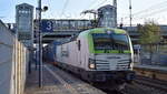 ITL - Eisenbahngesellschaft mbH, Dresden [D] mit ihrer  193 894-3  [NVR-Nummer: 91 80 6193 894-3 D-ITL] und einem Ganzzug Coil-Transportwagen am 05.11.24 Durchfahrt Bahnhof