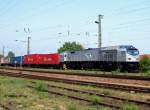  Blue Tiger  250 006 von ITL fhrt mit einem Containerzug in Coswig ein - 11.05.2004  