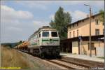 Die ITL-Ludmilla W232-09 fahrt am 25.07.08 mit dem Schotterleerzug zum Steinbruch Oberottendorf (bei Neukirch/Lausitz)am ehemaligen Bahnhofsgebude von Schmlln bei Bischofswerda vorber.