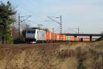 185 562-6 der ITL ist am 19.11.2009 mit einem Containerzug bei Zeithain unterwegs.