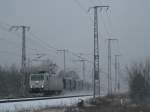 185 548-5 der ITL mit einem schweren Gterzug im Schneegestber am 30.12.2009 in der Berliner Wuhlheide.