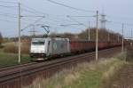 185 562-6 der ITL fhrt mit einem Ganzzug offener Gterwagen in Richtung Braunschweig.