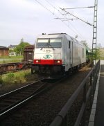 Eine ITL Br 285 bei der durchfahrt mit seinen Schuttgutwagen in Dresden Friedrichstadt.