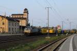 Im letzten Abendlicht zieht 250 006-4 der ITL einen bunten Containerzug durch Wurzen. (29.5.2010)