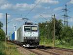 185 548-5 der ITL durchfhrt Hamburg-Moorburg mit einem langen Containerzug Richtung Sden.