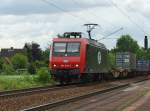 481 002-4 bringt ihren Containerzug in Richtung Norden.