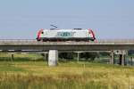 185 598-0 der ITL rollt ber die Elbbrcke bei Torgau.