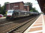 E5 G4 F4-289 der ITL Bahngesellschaft durchfhrt den Bahnhof Gifhorn mit einem Kesselwagenzug.