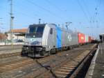 ITL 185 677 mit einem Containerzug am 22.02.2011 in Stendal.