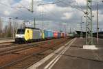 ITL 189 203(ES 64F4 203) fhrt mit einen Containerzug am Haken am 11.03.2011 durch Berlin Schnefeld.