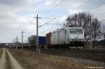 ITL 185 548-5 mit Containerzug zwischen Growudicke und Rathenow in Richtung Stendal unterwegs.