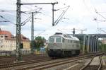 W232 01 der ITL aus Bad Schandau fhrt durch den Bahnhof Heidenau, 10.08.2011