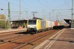 ITL E 189 203(ES64 F4 203) mit einen Containerzug am Haken durchfhrt am 17.10.2011 den Bahnhof Berlin Schnefeld.