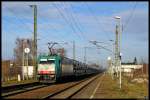 E 186 242-4 der ITL rollt am 3.12.2011 mit einem Autozug durch Radebeul-Naundorf.