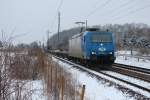 Die 185 524-6 der ITL konnte am 14.02.13 mit einem bunten Containerzug zwischen Dresden-Kemnitz und Dresden Stetzsch festgehalten werden. 