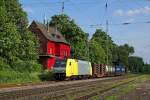 Ein wenig unterfordert war am 31.5.2013 die 152 197, die mit einem recht überschaubaren Wagenpark durch Lintorf auf dem Weg nach Duisburg-Ruhrort war