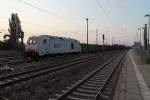 Im Morgengrauen des 21.08.2014 erreicht die 285 108-7 der ITL den Bahnhof Oranienburg mit einem Schüttgutzug, der hier auch entladen wird.