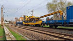 VDE 8 Komplexmaßnahme Halle Rosengarten–Angersdorf
▶ Standort: Halle-Nietleben, Hallesche Straße

Blick auf eine Ramme Delmag G42 auf einem sechsachsigen Flachwagen der Gattung  Samms 710  (31 80 4863 861-9 D-WSG), die gemeinsam mit zwei weiteren Wagen am Bahnhof Halle-Nietleben auf ein anderes Gleis abgestellt wird.

🧰 Jaeger Umwelt + Verkehr GmbH + Co KG / Jaeger Spezial- und Tiefbau GmbH + Co KG / Heicon Service GmbH + Co KG
🚩 Bahnstrecke Merseburg–Halle-Nietleben (KBS 588)
🕓 20.4.2021 | 8:07 Uhr

(Smartphone-Aufnahme)