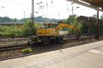 Ein Liebherr 900 Zweiwegebagger der Firma Karl August Falkenhahn (KAF Falkenhahn)   auf Gleis 2 im Kreuztaler Bahnhof.