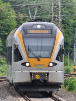 Der Triebzug ET 7.04 der Eurobahn bei der Einfahrt in den Hauptbahnhof Duisburg.