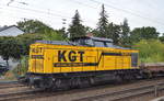 KGT Gleis- und Tiefbau GmbH, Berlin mit  203 737  [NVR-Nummer: 92 80 1203 136-7 D-KGT] und einem Ganzzug Drehgestell-Flachwagen mit Sand befüllt am 05.10.20 Berlin Hirschgarten.