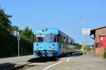 301 011-7 rollt an den Bahnsteig in Klostermansfeld und wird gleich die ersten Fahrgäste des Tages aufnehmen auf der Fahrt nach Wippra.

Klostermansfeld 04.08.2018