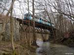 KML 9580 0301 011-2 Esslinger Triebwagen VT 407 (Baujahr 1961) überquert gerade als RB 34989 Wippra - Klostermansfeld die im Wald versteckte Wipperbrücke zwischen Rammelburg und Biesenrode, fotografiert am 07.04.2015 --> Ab 18. April 2015 wurde der tägliche von der DB bestellte Regelbetrieb auf der Strecke leider eingestellt. Nach neuem Vertragsabschluss fährt die   Wipperliese   der Kreisbahn Mansfelder Land GmbH nun seit Juni 2015 im Saisonbetrieb an Wochenenden und Feiertagen (vorerst bis Dezember 2016).