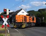 DIESELLOK VOSSLOH MAK G 1700 BEI ORTSDURCHFAHRT SALCHENDORF/SIEGERLAND  Am Spätnachmittag des 6.6.2018 befindet sich VOSSLOH MAK G 1700 mit 5  angehängten (Leer)Güterwagen auf der Fahrt