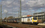 263 005 (zum Aufnahmezeitpunkt im Leiheinsatz für die Kreisbahn Siegen-Wittgenstein) mit dem Coilzug von Duisburg-Ruhrort Hafen nach Herdorf. // Troisdorf // 27. November 2021