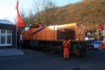 Die Kreisbahn Siegen-Wittgenstein (KSW) mit der northrail - Mietlok eine MaK G 1206 am 02.03.2011 in Neunkirchen-Struthtten am Bahnbergang (KSW einenes Gleis), der Tf ist gleichzeitig