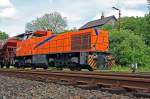 Die Kreisbahn Siegen-Wittgenstein (KSW) mit der northrail - Mietlok eine MaK G 1206 am 18.05.2011 in Herdorf, mit Gterzug (leer) auf bergabefahrt in Richtung Betzdorf.