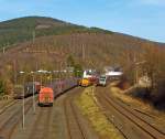 Bahnalltag am Nachmittag im Hellertal (Herdorf am 06.03.2013, Blick von der Brcke Wolfweg):    Links auf dem Rangierbahnhof (Betriebseinrichtung Freien Grunder Eisenbahn) der KSW (Kreisbahn