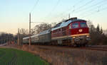 Mit ihrem Sonderzug von Ferropolis nach Leipzig-Plagwitz hat 132 109 der LEG am Abend des 11.03.17 in Burgkemnitz bereits die Nebenstrecke verlassen und setzt nun ihre Fahrt Richtung Bitterfeld fort.