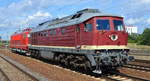 LEG-Lokzug mit 132 004-3 (92 80 0232 204-0 D-LEG) mit 250 247-4 (155 247-0) am Haken am 26.06.18 Bf. Flughafen Berlin-Schönefeld.