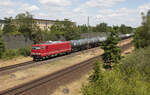 155 247 der Leipziger Eisenbahngesellschaft zieht einen Kesselwagenzug durch Berlin in Richtung Delitzsch.