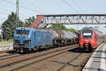 die für die Leipziger Eisenbahngesellschaft fahrende 192 018 [9180 6192 018-0 D-NRAIL] mit Kesselwagen, Saarmund, 11.08.2022