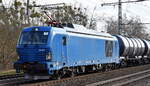 Leipziger Eisenbahnverkehrsgesellschaft mbH, Leipzig [D] mit der Vectron Dual  248 022   [NVR-Nummer: 90 80 2248 022-6 D-NRAIL] und einem Kesselwagenzug am 22.03.23 Durchfahrt Bahnhof Golm.