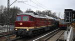 Leipziger Eisenbahnverkehrsgesellschaft mbH, Delitzsch (LEG) mit ihrer  132 004-3  (NVR:  92 80 0232 204-0 D-LEG ) mit Kesselwagen (leer) Richtung Stendell am  14.12.23 Berlin Buch.