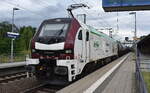 Leipziger Eisenbahnverkehrsgesellschaft mbH, Leipzig [D] mit der Eurodual Lok  2159 228-6  [NVR-Nummer: 90 80 2159 228-6 D-ELP] und einem Kesselwagenzug am 17.07.24 Durchfahrt Bahnhof Roßlau (Elbe).