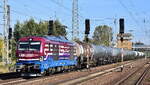 Leipziger Eisenbahnverkehrsgesellschaft mbH, Leipzig [D]mit der Dual Vectron  248 022  [NVR-Nummer: 90 80 2248 022-6 D-NRAIL] und einem Kesselwagenzug (Benzin) am 08.10.24 Höhe Bahnhof Schönefeld b. Berlin.