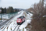 Am 01.02.2021 stand 232 673 vor dem Tanklager Marienfelde und brachte neuen Brennstoff zum abpumpen. Die Dresdnerbahn befindet sich im Bau mit dem Blick in Richtung Berlin Südkreuz. Das S Bahngleis befindet sich noch wie gehabt mittig, aber das neue S Bahngleis befindet sich in dem Moment noch im bau und die ersten Pfeiler der Lärmschutzwand sind bereits montiert.