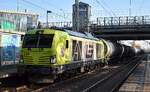 Leipziger Eisenbahnverkehrsgesellschaft mbH, Leipzig [D] mit der ATLU Vectron Dual Lok  248 055  [NVR-Nummer: 90 80 2248 055-6 D-ATLU] und einem Kesselwagenzug (leer) Richtung Stendell am 26.10.24 Durchfahrt Bahnhof Berlin Hohenschönhausen.