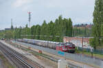 232 673 (links) und 232 109 (rechts) im Tanklager Berlin Marienfelde. Zu der Zeit fuhr ausschließlich die Leipziger Eisenbahnverkehrsgesellschaft mbH Heizölzüge von und nach Stendell. Selten war es das zwei Züge gleichzeitig entladen wurden. Besonders im Jahr 2020 war, das noch auf dem S Bahngleis gefahren wurde nach Marienfelde, um mit dem Zug als Rangierfahrt zurück ins Tanklager zu fahren. In den nächsten Jahren und den verschiedensten Bauphasen, wurde das Gleis im Bahnhof Marienfelde entfernt und das Rangiergleis auf wenige Hunderte Meter gekürzt am Tanklager. Das S Bahngleis wurde weiter westlich versetzt, sodass im Jahr 2020 noch vorhanden S Bahngleis entfernt wird in der Zukunft. Darauf wird dann die neue Trasse der Dresdner Bahn errichtet mit einer neuen vorerst provisorischen Weichenanschluss und KS-Signal ausgerüstet. 30.04.2020    