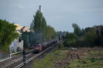 232 673 (vorn)fährt in Richtung Tempelhof und 232 109 (hinten) wartet im Bahnhof Marienfelde bis 232 673 den Block frei macht und keine S Bahn im Nacken hat, sodass der Betriebsablauf der S Bahn nicht beeinträchtigt wird. Zu der Zeit fuhr ausschließlich die Leipziger Eisenbahnverkehrsgesellschaft mbH Heizölzüge von und nach Stendell. Selten war es das zwei Züge gleichzeitig entladen wurden. Besonders im Jahr 2020 war, das noch auf dem S Bahngleis gefahren wurde nach Marienfelde, um mit dem Zug als Rangierfahrt zurück ins Tanklager zu fahren. In den nächsten Jahren und den verschiedensten Bauphasen, wurde das Gleis im Bahnhof Marienfelde entfernt und das Rangiergleis auf wenige Hunderte Meter gekürzt am Tanklager. Das S Bahngleis wurde weiter westlich versetzt, sodass im Jahr 2020 noch vorhanden S Bahngleis entfernt wird in der Zukunft. Darauf wird dann die neue Trasse der Dresdner Bahn errichtet mit einer neuen vorerst provisorischen Weichenanschluss und KS-Signal ausgerüstet. 30.04.2020   