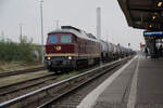 232 004 wartet mit einem leeren Heizölkesselzug auf die nächste Lücke im Berliner S Bahnnetz von Berlin Marienfelde, über Tempelhof, nach Stendell in der Uckermark. Nur auf dem S Bahngleis gelang es dort hin zukommen  für Güterzüge. Der östliche Teil des Bahnhofs mit den Gleisanlagen wich der Dresdnerbahn und somit ein letztes Zeugendokument das dort Kesselzüge verkehrten. 01.11.2019