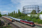 232 673 (hinten) und 232 109 (vorne im Bild) im Tanklager Berlin Marienfelde. Zu der Zeit fuhr ausschließlich die Leipziger Eisenbahnverkehrsgesellschaft mbH Heizölzüge von und nach Stendell. Selten war es das zwei Züge gleichzeitig entladen wurden. Besonders im Jahr 2020 war, das noch auf dem S Bahngleis gefahren wurde nach Marienfelde, um mit dem Zug als Rangierfahrt zurück ins Tanklager zu fahren. In den nächsten Jahren und den verschiedensten Bauphasen, wurde das Gleis im Bahnhof Marienfelde entfernt und das Rangiergleis auf wenige Hunderte Meter gekürzt am Tanklager. Das S Bahngleis wurde weiter westlich versetzt, sodass im Jahr 2020 noch vorhanden S Bahngleis entfernt wird in der Zukunft. Darauf wird dann die neue Trasse der Dresdner Bahn errichtet mit einer neuen vorerst provisorischen Weichenanschluss und KS-Signal ausgerüstet. 30.04.2020