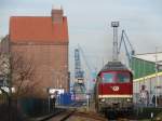 232 004 der LEG beim Rangieren auf der Hafenbahn Stralsund. (11.01.09)